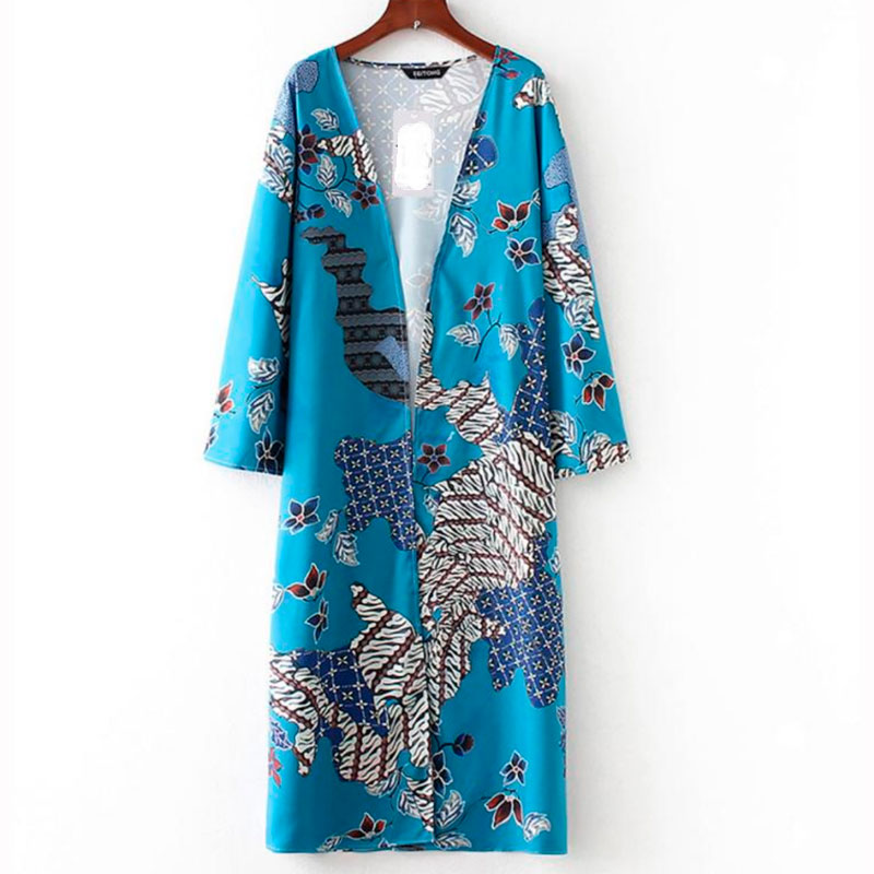 Kimonoen er japansk inspireret med brede ærmer