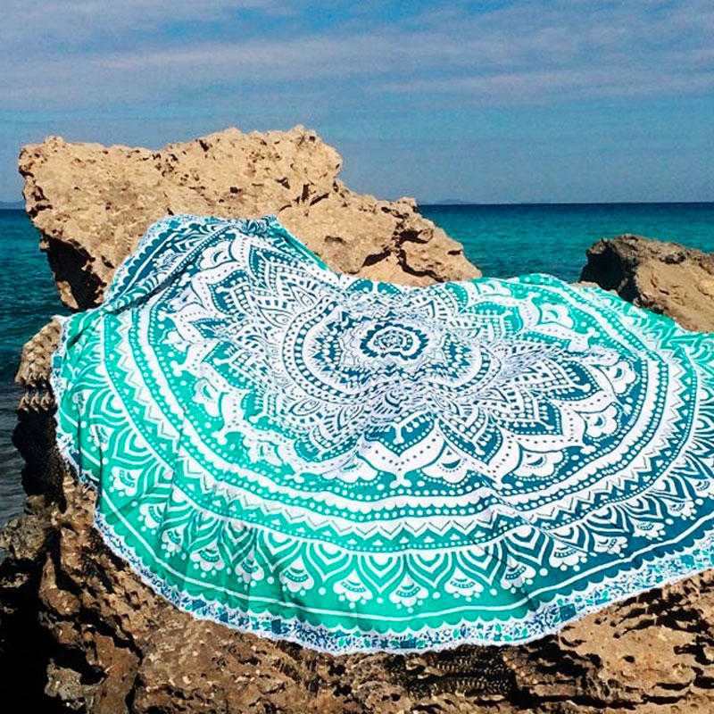 Smukt rundt håndklæde / strandtæppe i farverigt mandala / boheme design. 